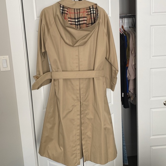 Burberrys trench coat - Picture 2 of 13